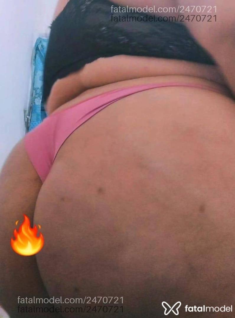 Acompanhante mulher com cabelo colorido de olhos castanhos - Candy Cut