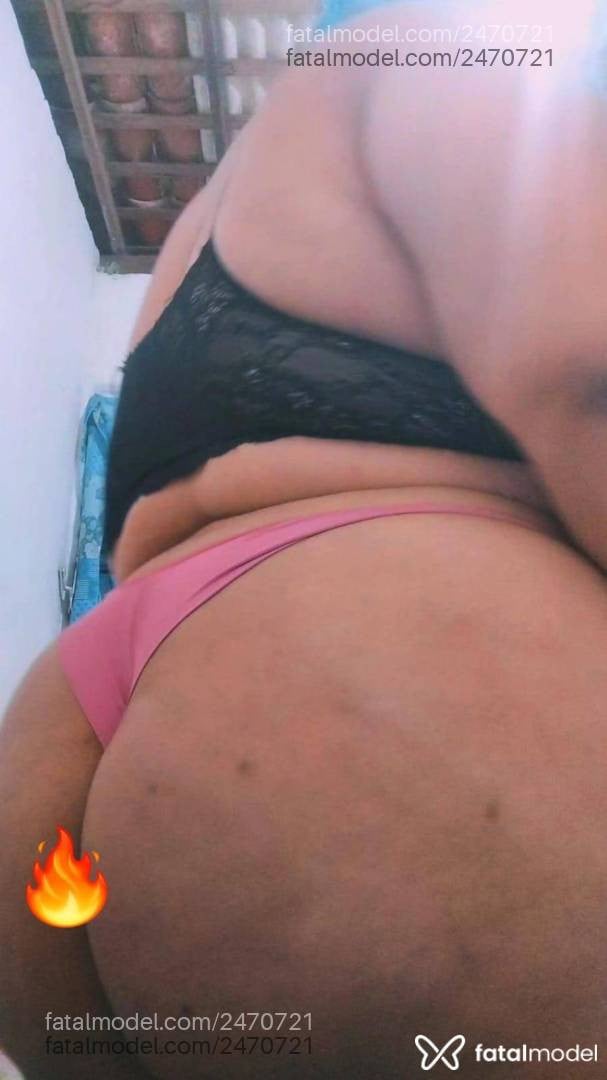 Acompanhante mulher com cabelo colorido de olhos castanhos - Candy Cut