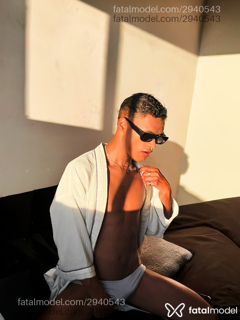 Acompanhante homem com cabelo castanho de olhos pretos em São Paulo Acompanhante homem com cabelo castanho de olhos pretos em São Paulo - Leonardo Sanches