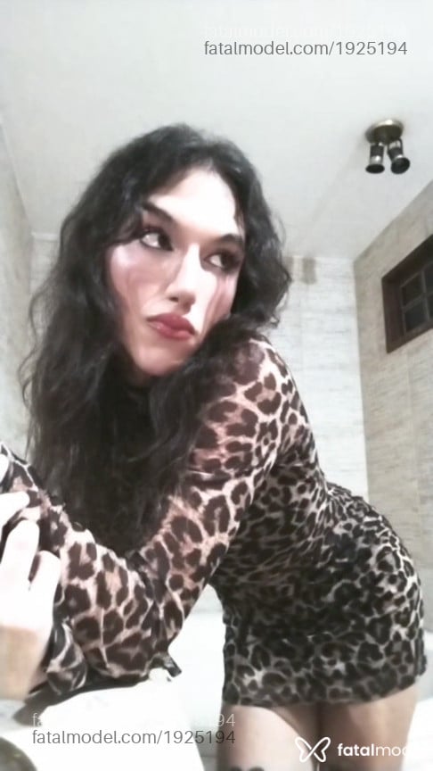 Acompanhante mulher trans com cabelo castanho de olhos mel em Macaé Acompanhante mulher trans com cabelo castanho de olhos mel em Macaé - Agatha