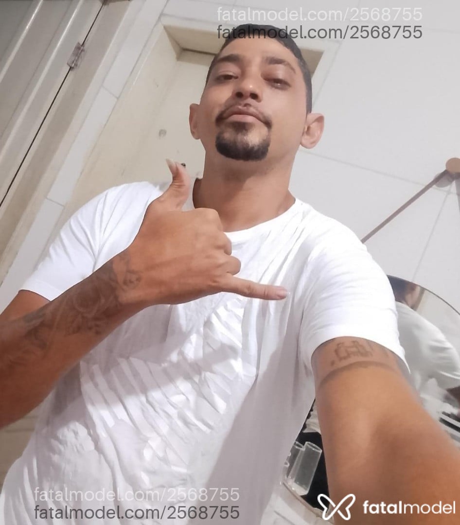 Acompanhante homem com cabelo castanho de olhos castanhos - Rachii Acompanhante homem com cabelo castanho de olhos castanhos - Rachii
