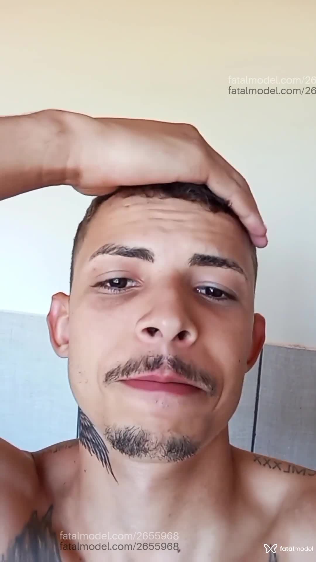 Acompanhante homem com cabelo castanho de olhos pretos - Renan