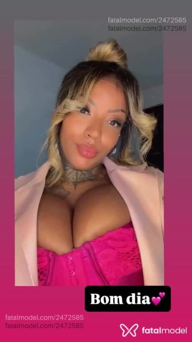 Acompanhante mulher loira (o) de olhos castanhos - Bruna
