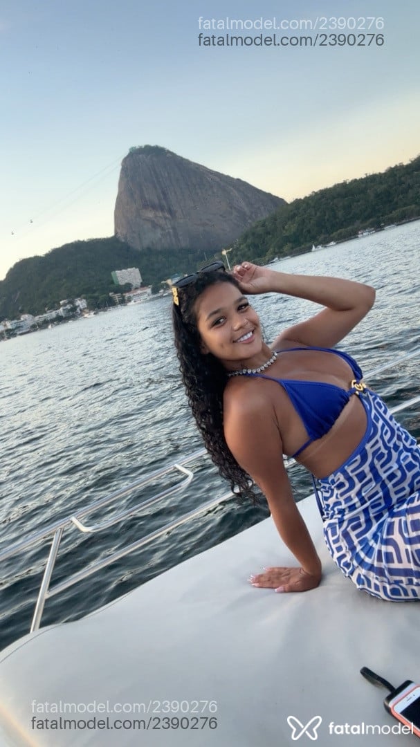 Acompanhante mulher com cabelo castanho de olhos castanhos em Rio de Janeiro - Alinne