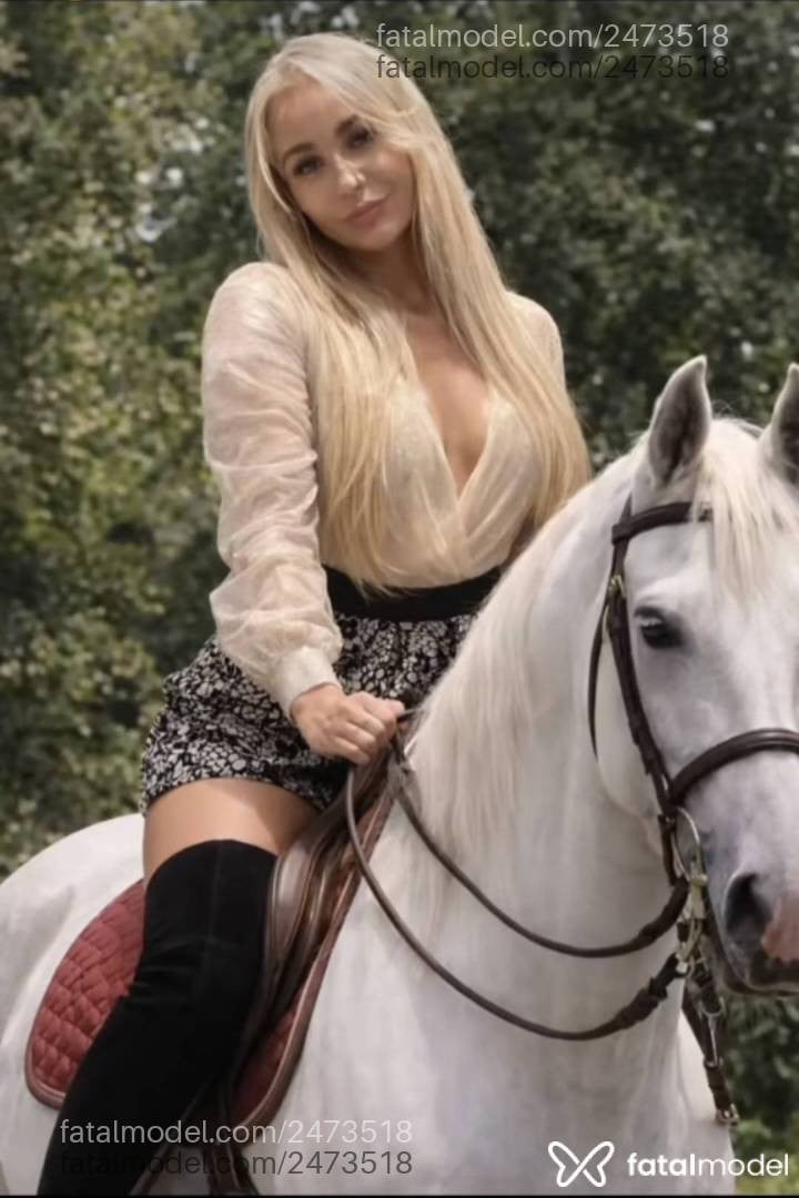 Acompanhante mulher loira (o) de olhos castanhos - Ayla Borges