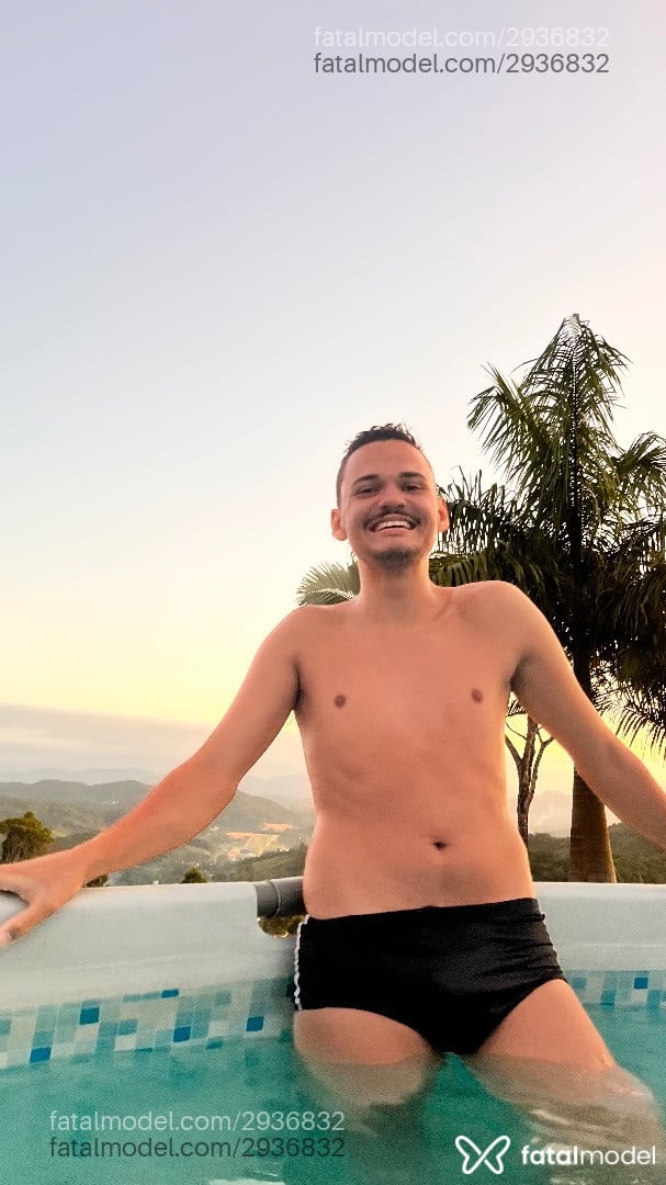 Acompanhante homem com cabelo castanho de olhos castanhos em Balneário Camboriú - Matheus