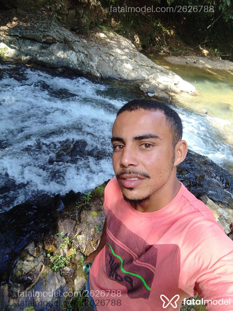 Acompanhante homem morena (o) de olhos castanhos em Itapema - Mateus