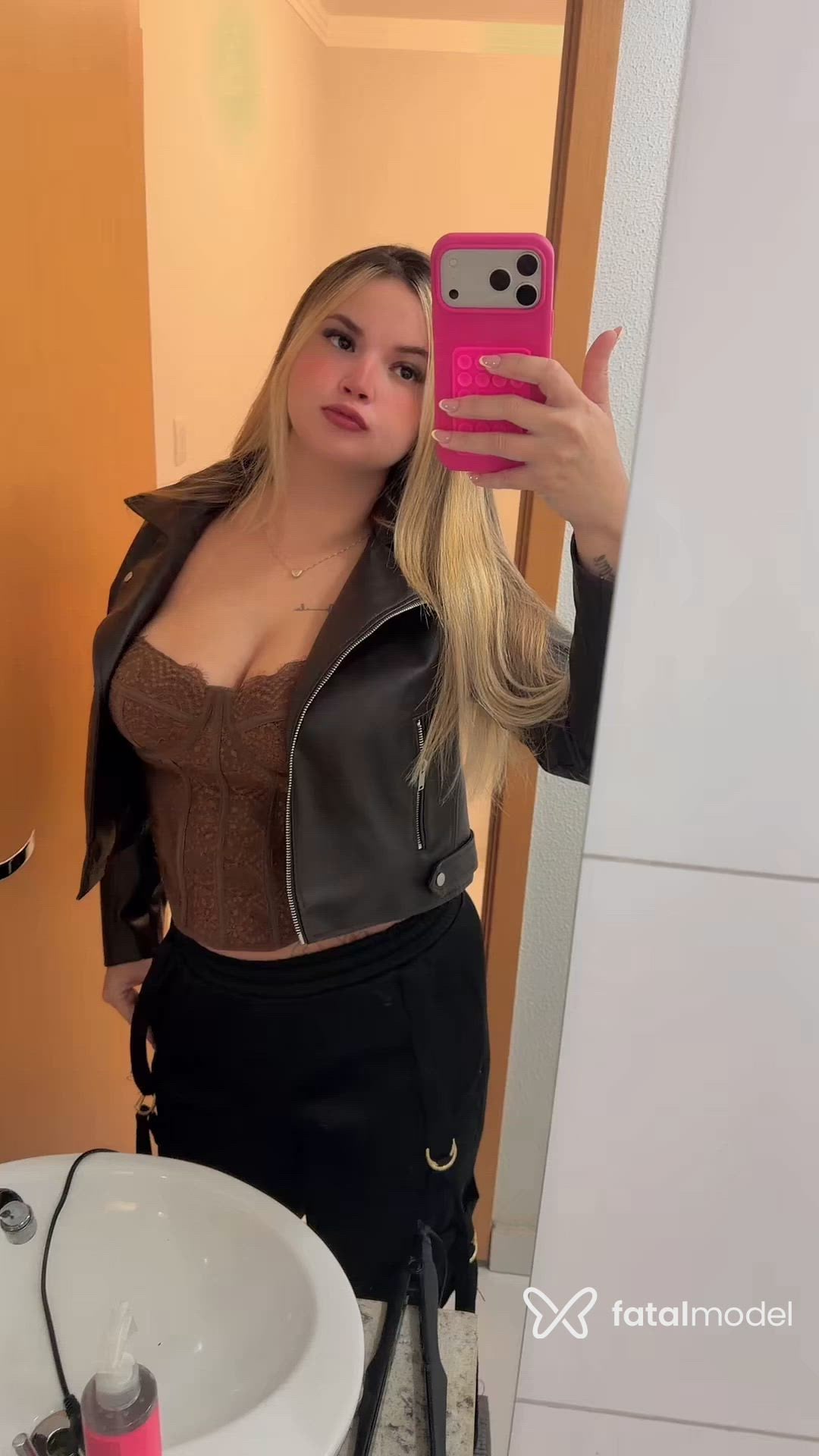 Acompanhante mulher loira (o) de olhos castanhos - Rafaela Medeiros