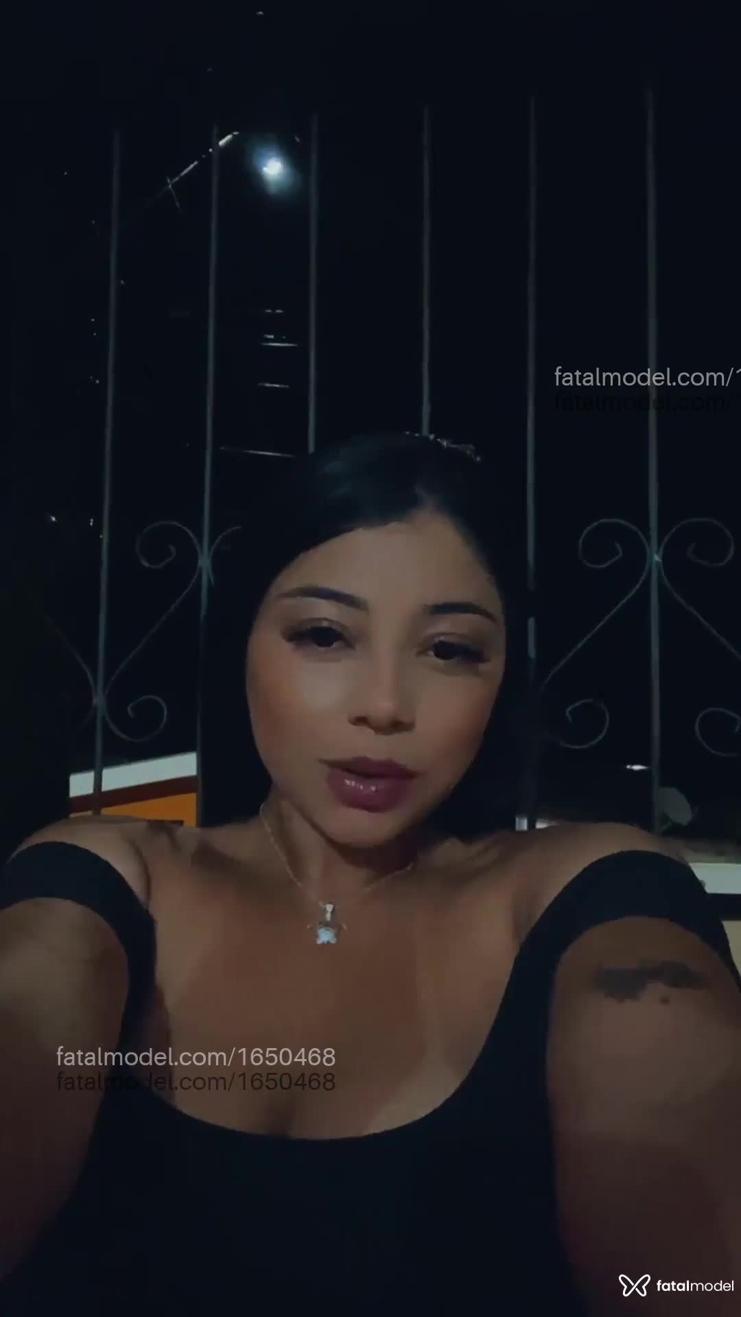 Acompanhante mulher morena (o) de olhos pretos - Mia Acompanhante mulher morena (o) de olhos pretos - Mia