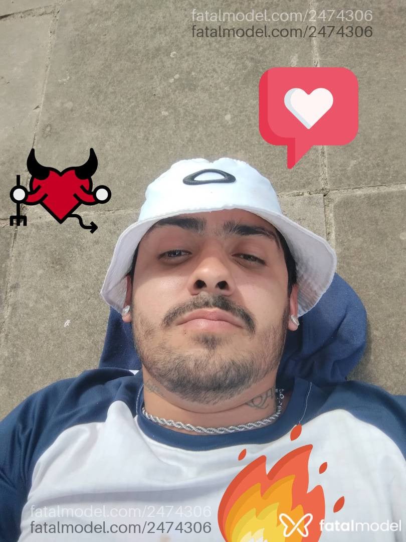 Acompanhante homem com cabelo castanho de olhos castanhos em Curitiba Acompanhante homem com cabelo castanho de olhos castanhos em Curitiba - Casthiel