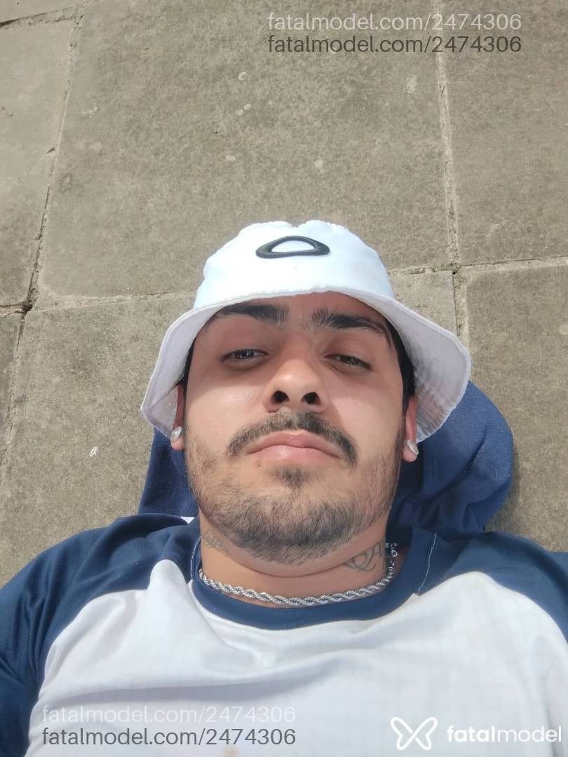 Acompanhante homem com cabelo castanho de olhos castanhos em Curitiba Acompanhante homem com cabelo castanho de olhos castanhos em Curitiba - Casthiel