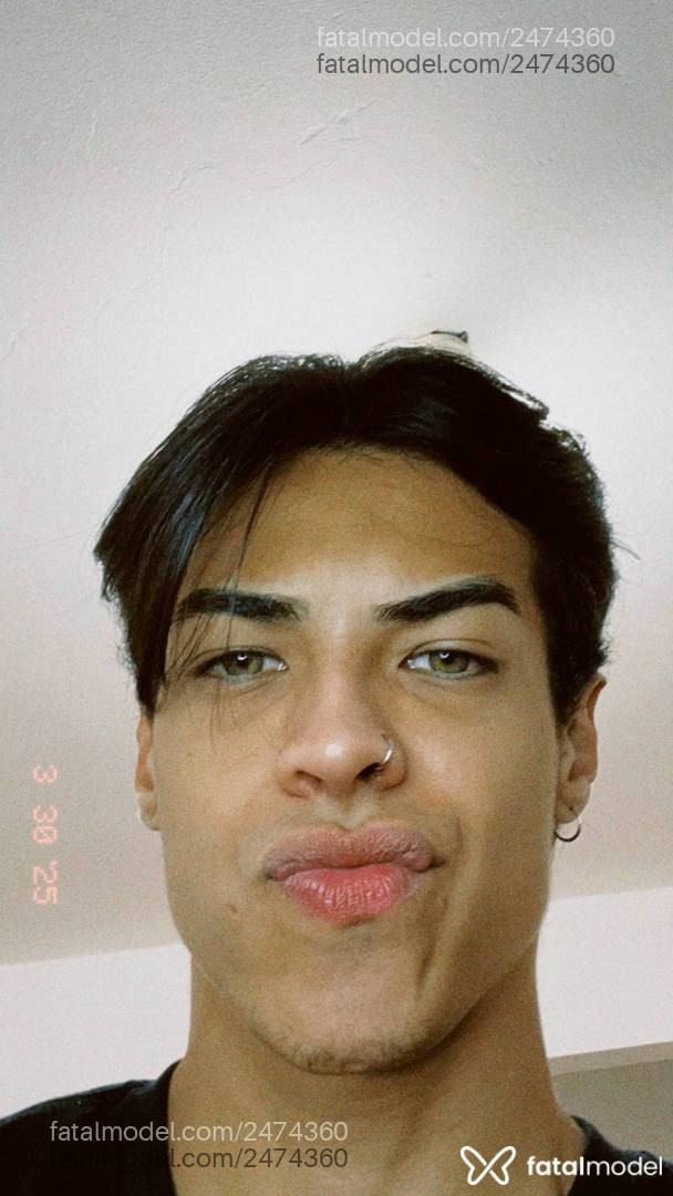 Acompanhante homem com cabelo castanho de olhos verdes em São Paulo Acompanhante homem com cabelo castanho de olhos verdes em São Paulo - Ygor