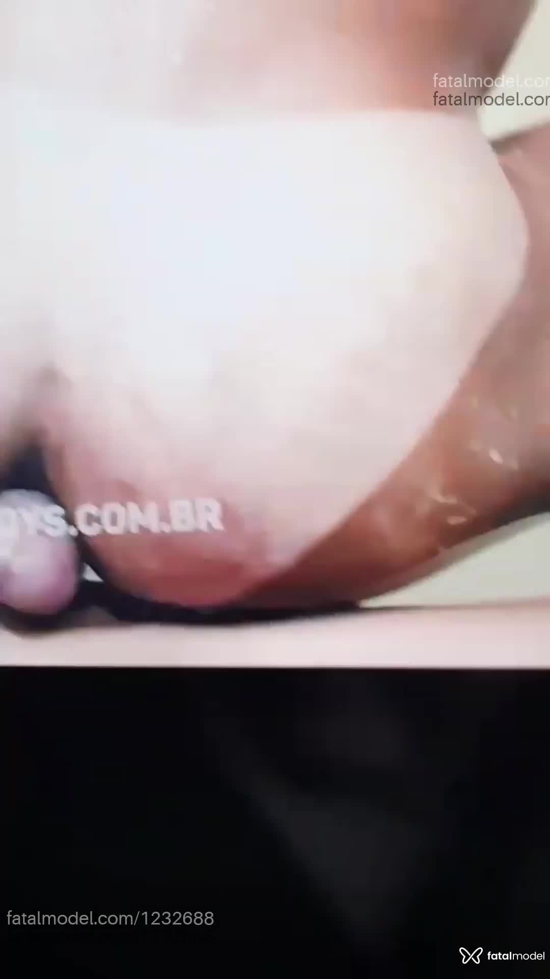 Acompanhante travesti loira (o) de olhos mel em Trindade - Mel