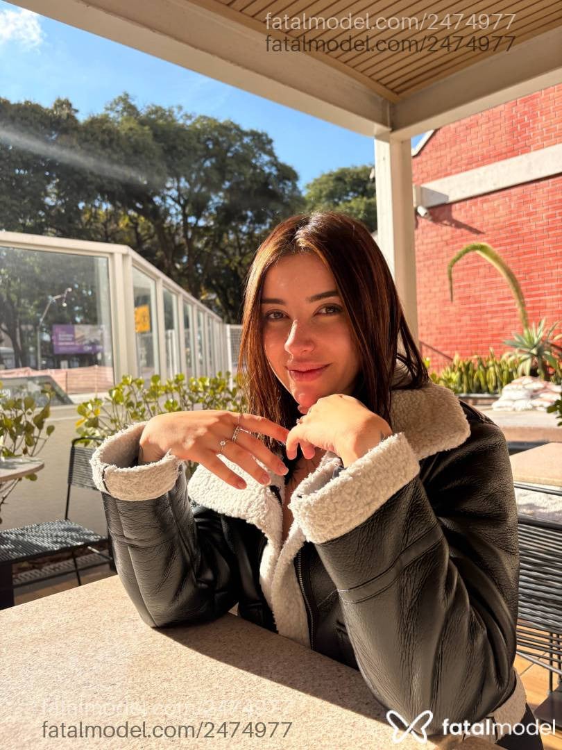 Acompanhante mulher morena (o) de olhos castanhos em São Paulo Acompanhante mulher morena (o) de olhos castanhos em São Paulo - Zara Romanelli