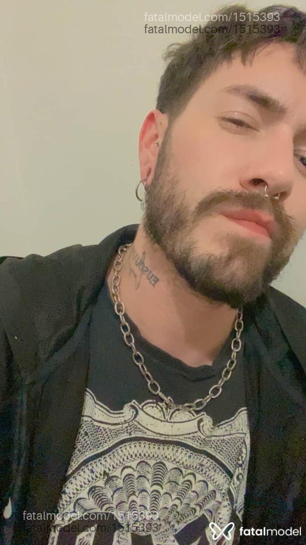 Acompanhante homem com cabelo castanho de olhos castanhos em Ponta Grossa Acompanhante homem com cabelo castanho de olhos castanhos em Ponta Grossa - Pietro