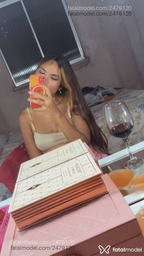 Acompanhante mulher morena (o) de olhos pretos - Ludovica