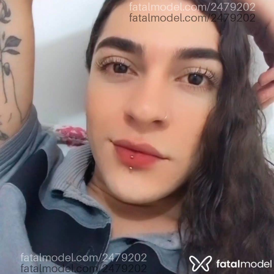 Acompanhante mulher trans com cabelo castanho de olhos castanhos - Vitória Alkmim