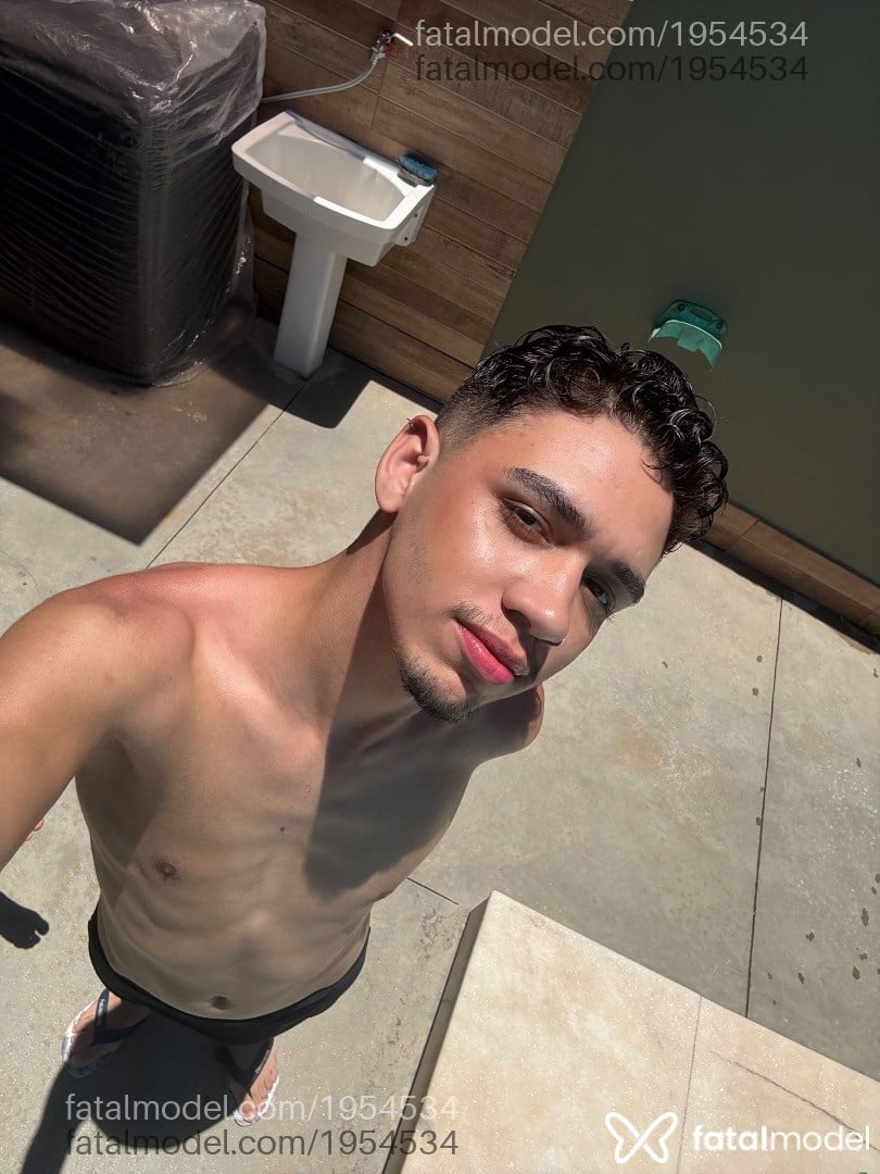 Acompanhante homem loira (o) de olhos pretos - Vinicius Jesus