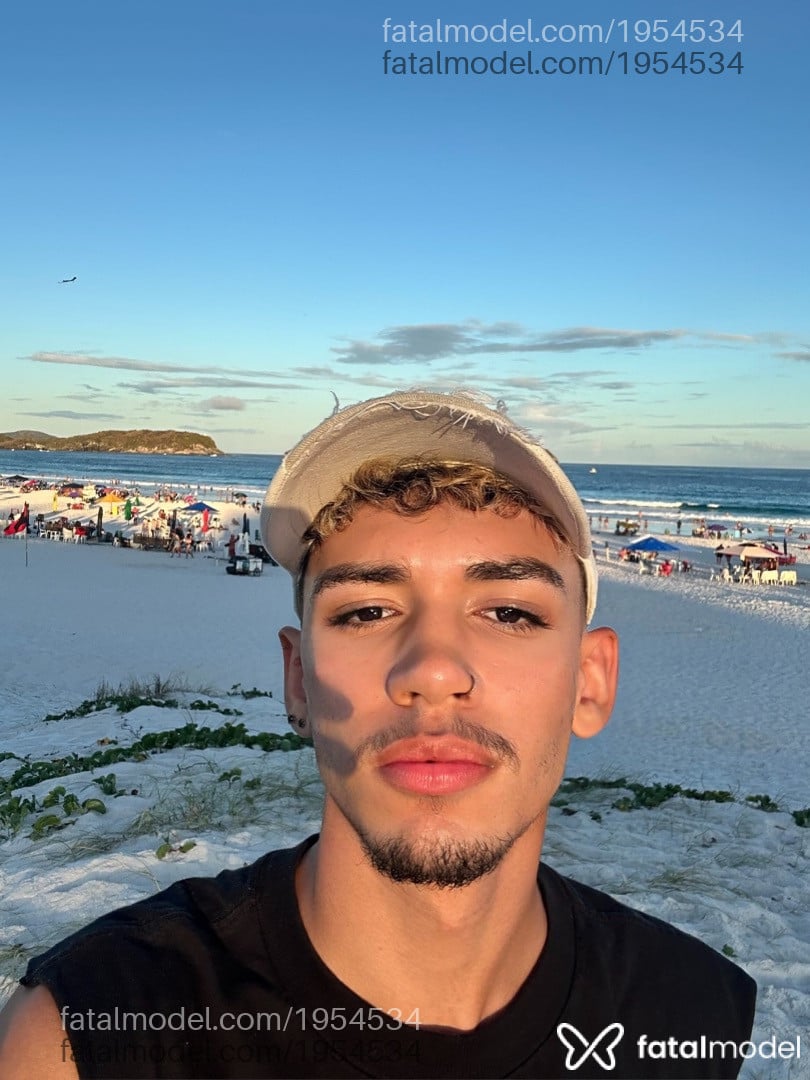 Acompanhante homem loira (o) de olhos pretos - Vinicius Jesus