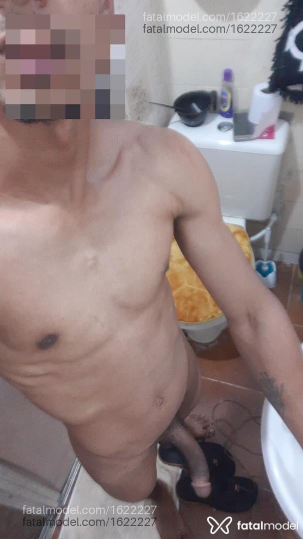 Acompanhante homem com cabelo castanho de olhos pretos - Ferreira