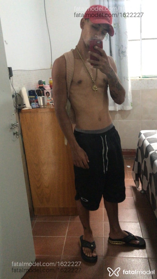 Acompanhante homem com cabelo castanho de olhos pretos - Ferreira