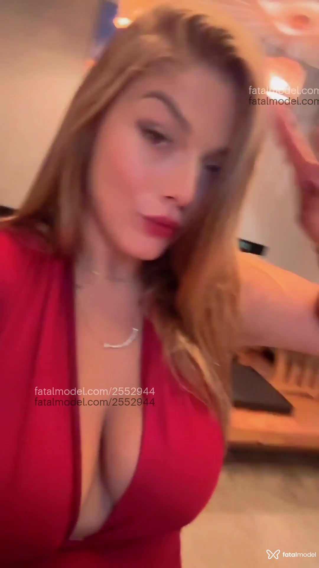 Acompanhante mulher loira (o) de olhos castanhos - Melissa