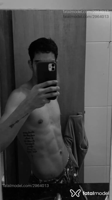 Acompanhante homem com cabelo castanho de olhos pretos em Uberlândia - Henrique Silva