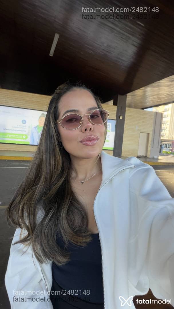 Acompanhante mulher com cabelo castanho de olhos castanhos - Mel Santos