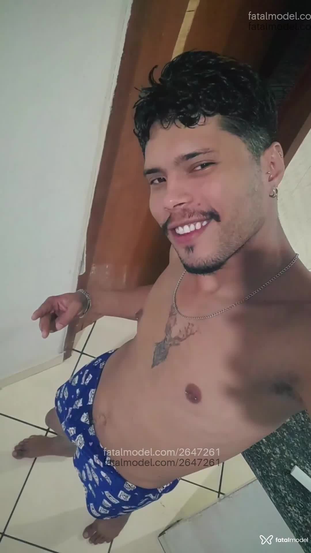 Acompanhante homem morena (o) de olhos pretos - Cris Acompanhante homem morena (o) de olhos pretos - Cris