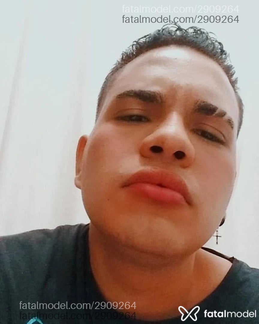 Acompanhante não-binário com cabelo castanho de olhos castanhos em Campinas - Henrique José