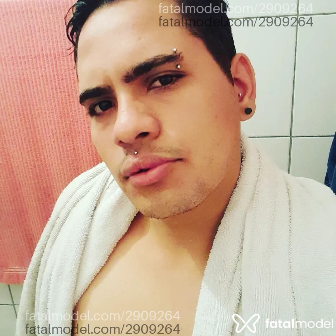 Acompanhante não-binário com cabelo castanho de olhos castanhos em Campinas - Henrique José