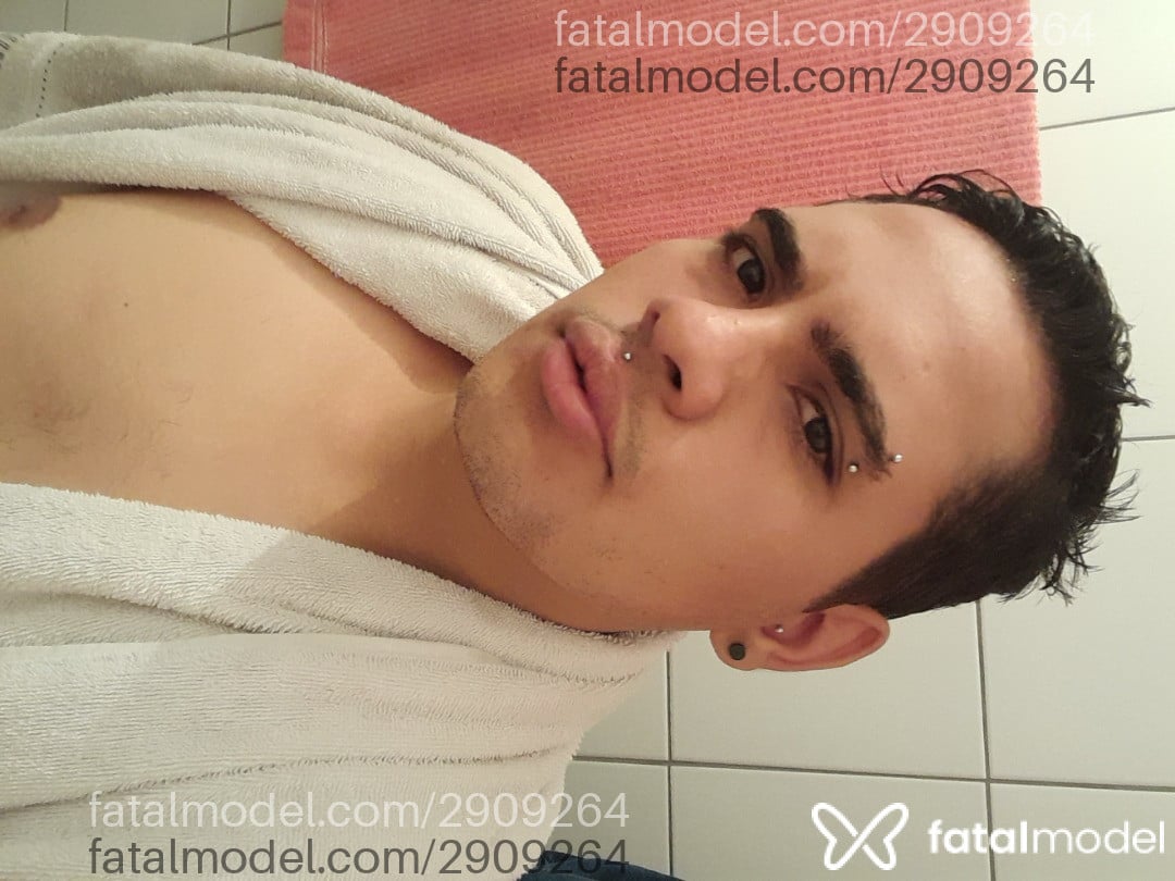 Acompanhante não-binário com cabelo castanho de olhos castanhos em Campinas - Henrique José