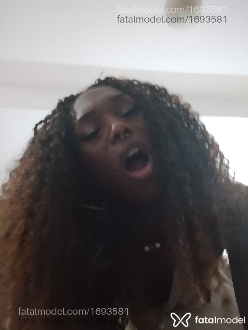 Acompanhante mulher trans com cabelo castanho de olhos castanhos em Rio das Ostras - Maria Vanúbia
