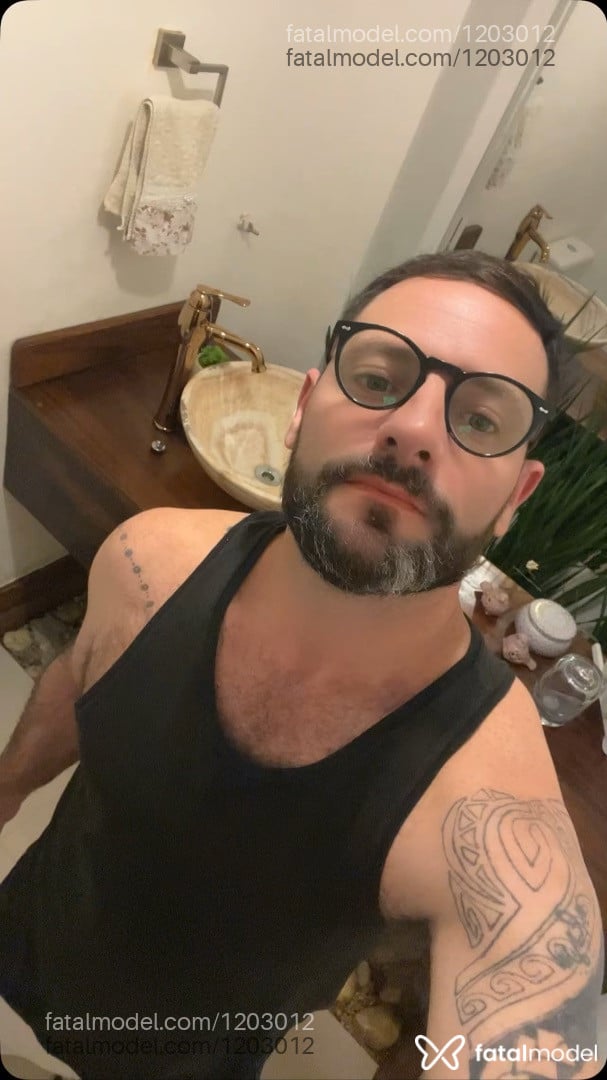 Acompanhante homem com cabelo castanho de olhos mel em Balneário Piçarras Acompanhante homem com cabelo castanho de olhos mel em Balneário Piçarras - Ramon