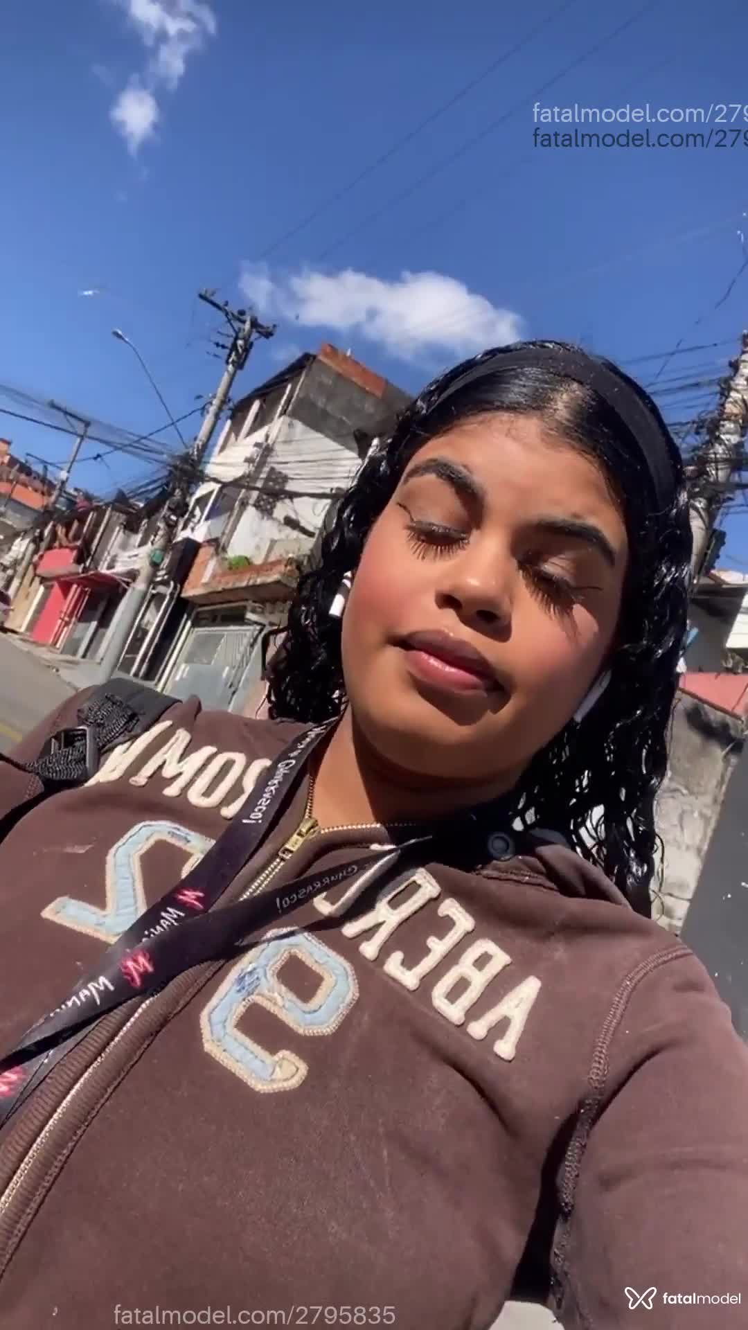 Acompanhante mulher morena (o) de olhos castanhos em Virtual Acompanhante mulher morena (o) de olhos castanhos em Virtual - Jujuby Rara