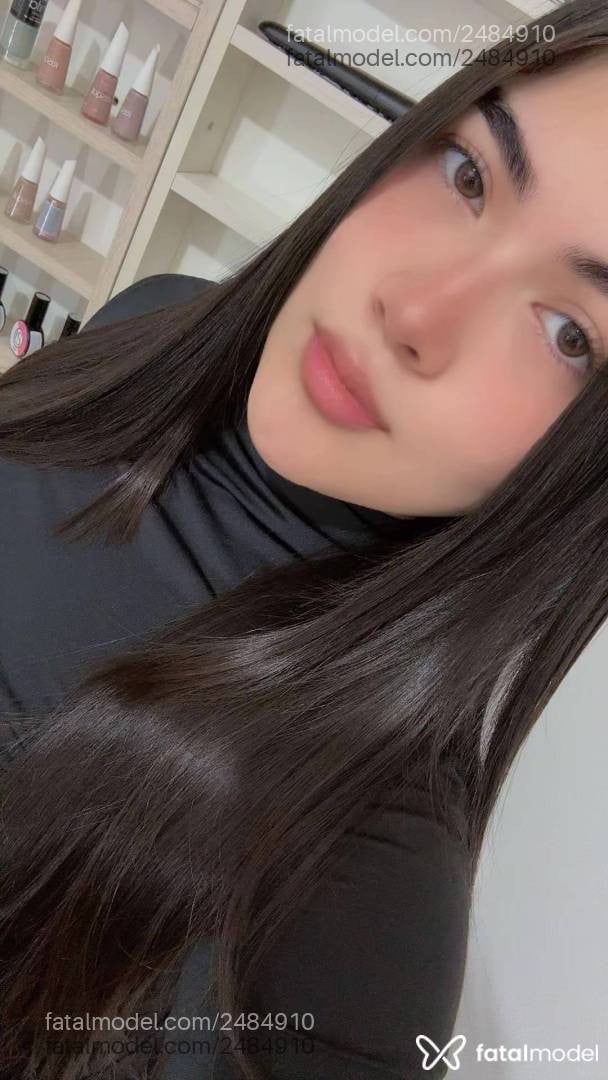 Acompanhante mulher com cabelo castanho de olhos castanhos - Loren Lima