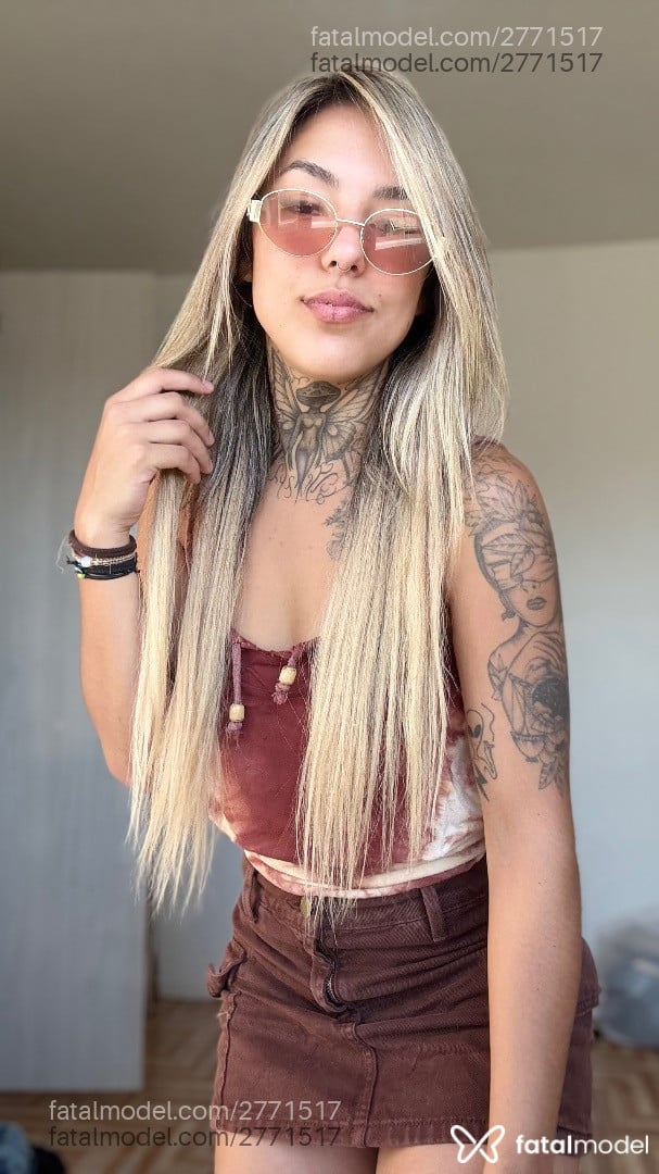 Acompanhante mulher loira (o) de olhos pretos - Luna