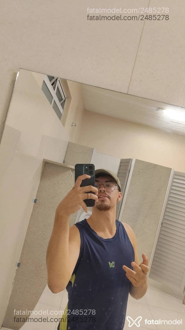 Acompanhante homem com cabelo castanho de olhos pretos - Novnho