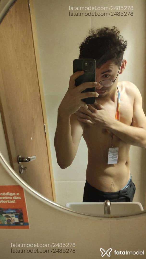 Acompanhante homem com cabelo castanho de olhos pretos - Novnho