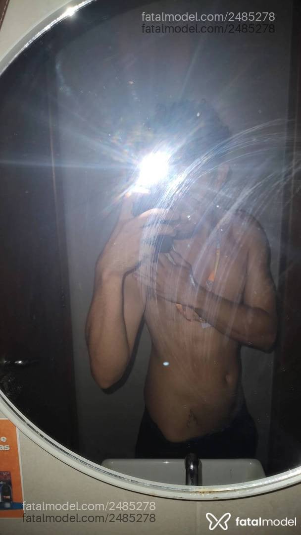 Acompanhante homem com cabelo castanho de olhos pretos - Novnho