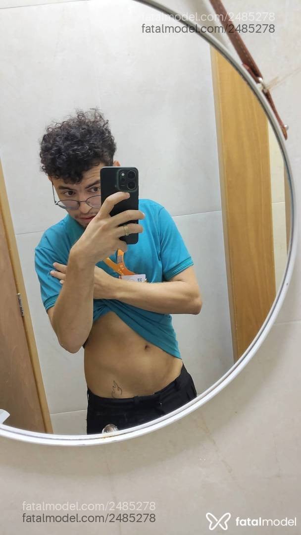 Acompanhante homem com cabelo castanho de olhos pretos - Novnho