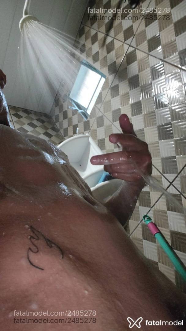 Acompanhante homem com cabelo castanho de olhos pretos - Novnho