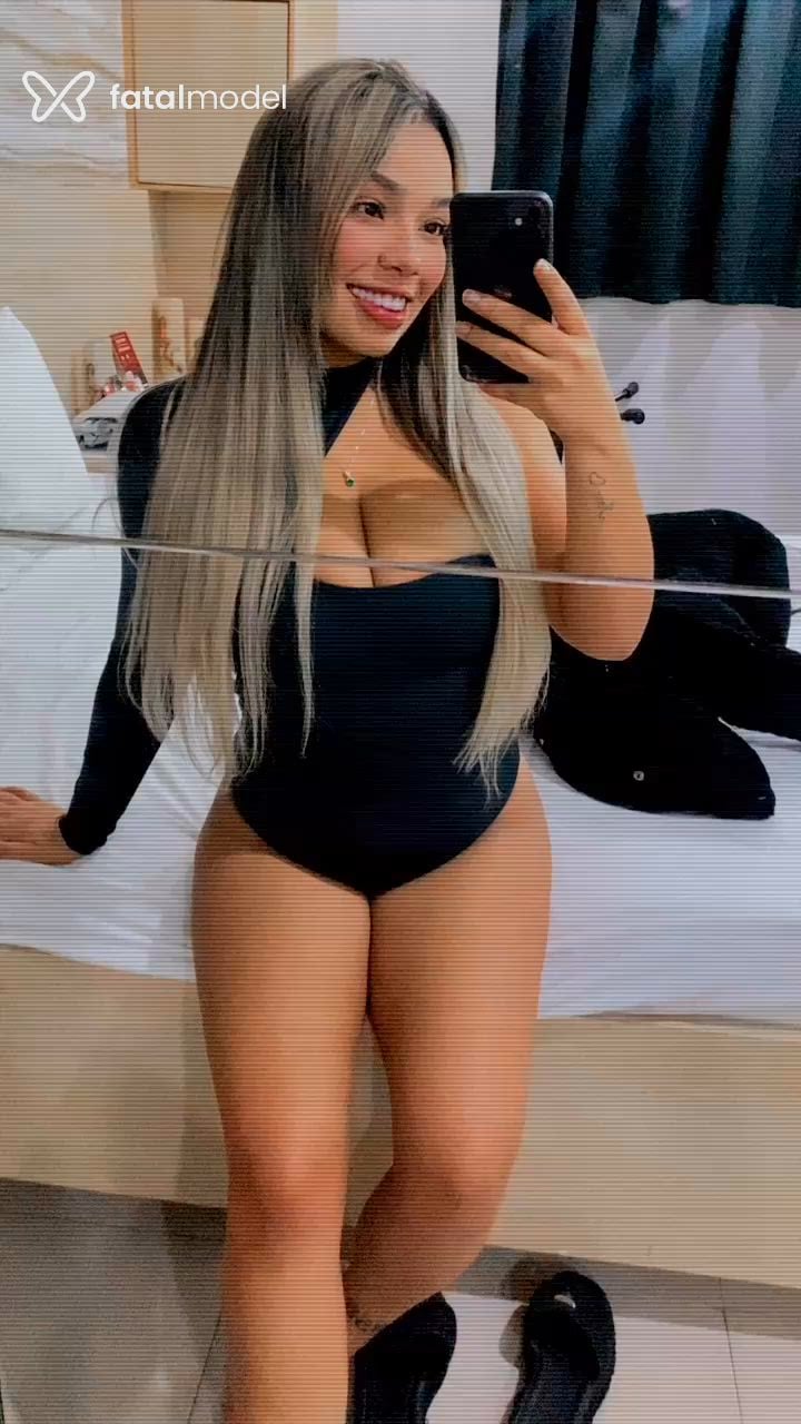 Acompanhante mulher loira (o) de olhos pretos - Larissa