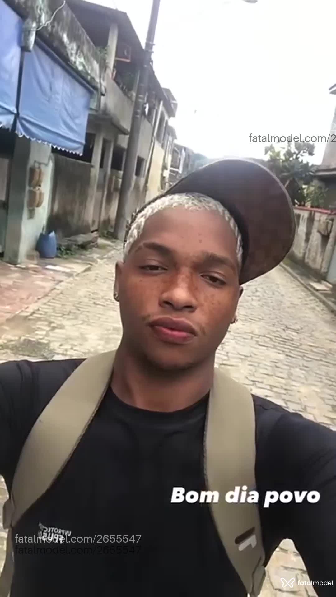 Acompanhante homem com cabelo castanho de olhos pretos em Pindamonhangaba Acompanhante homem com cabelo castanho de olhos pretos em Pindamonhangaba - Sorriso