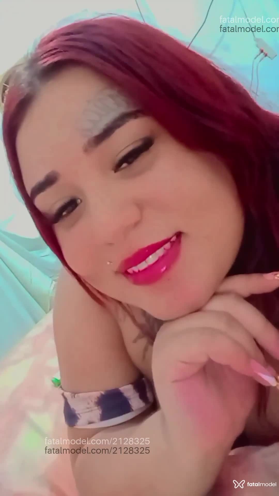 Acompanhante mulher ruiva (o) de olhos pretos - Tauane