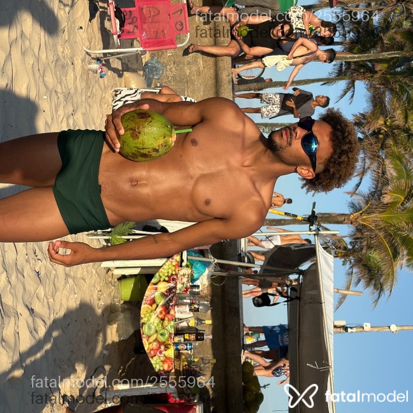 Acompanhante homem com cabelo castanho de olhos castanhos - Barbosa Acompanhante homem com cabelo castanho de olhos castanhos - Barbosa