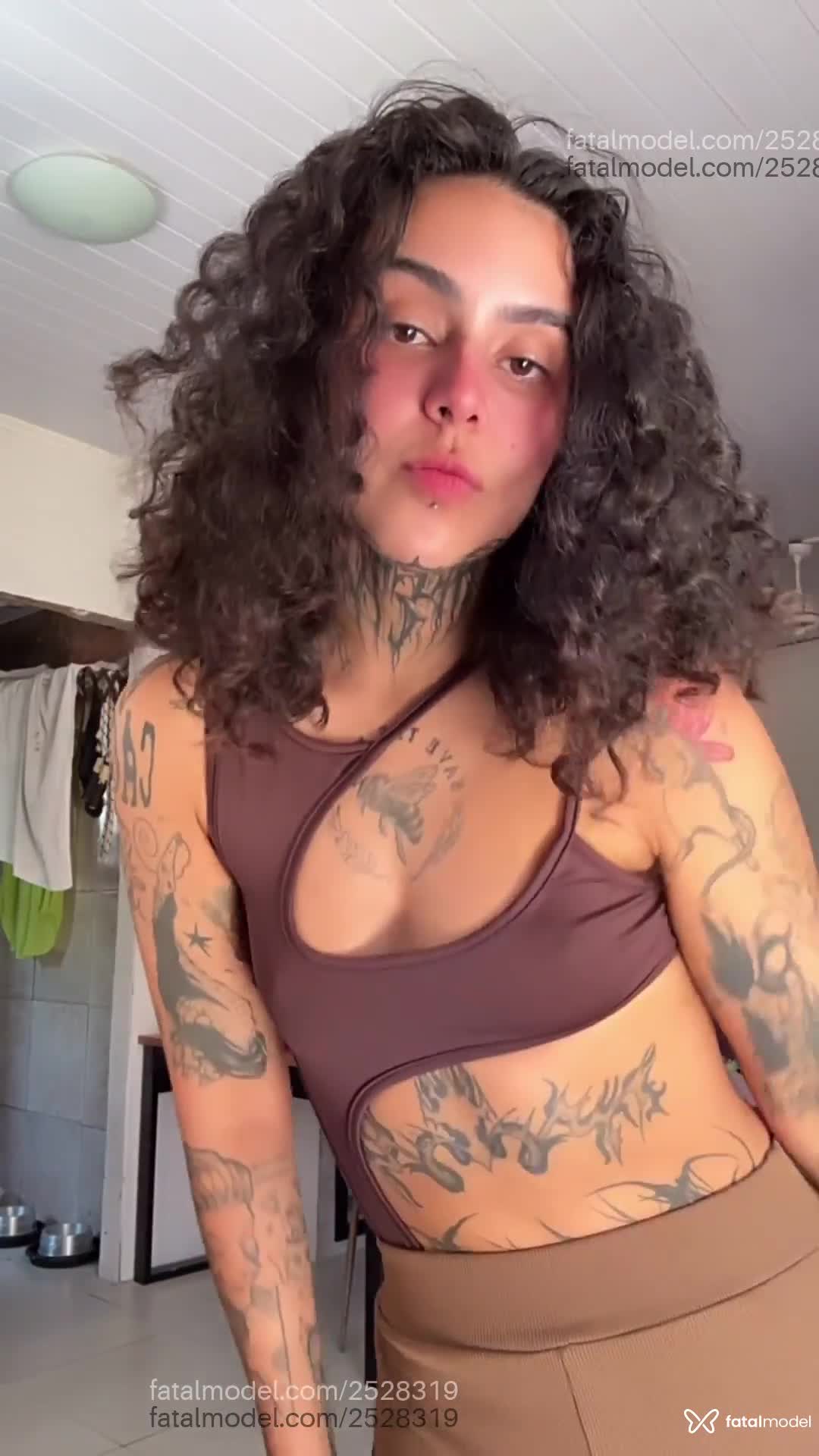 Acompanhante mulher morena (o) de olhos castanhos - Bruna