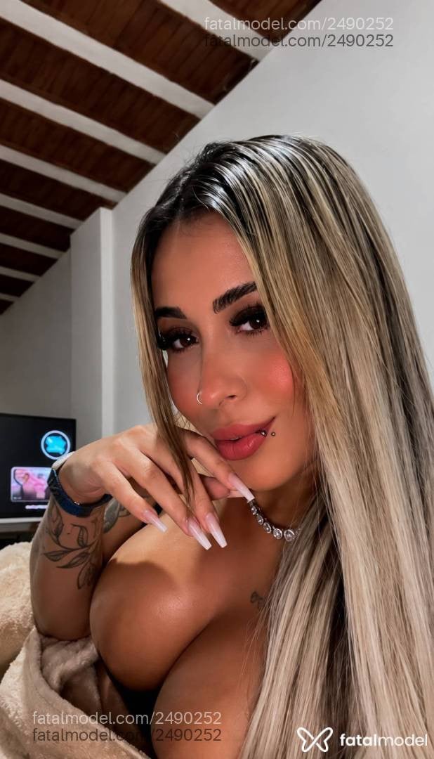 Acompanhante mulher loira (o) de olhos castanhos - Clara Pessanha