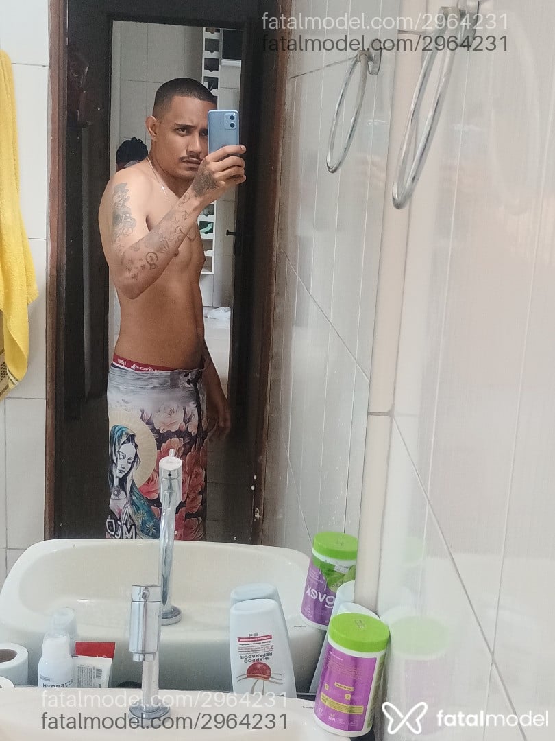 Acompanhante homem morena (o) de olhos castanhos - Junior Acompanhante homem morena (o) de olhos castanhos - Junior