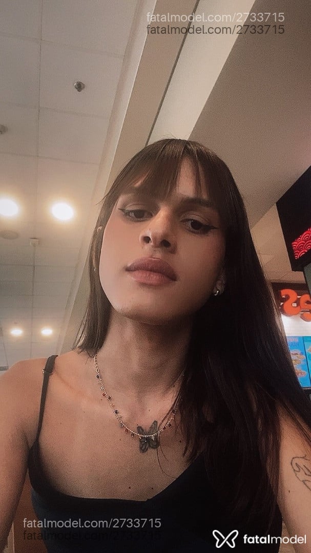 Acompanhante mulher trans com cabelo castanho de olhos pretos em São Paulo - Júlia Campos